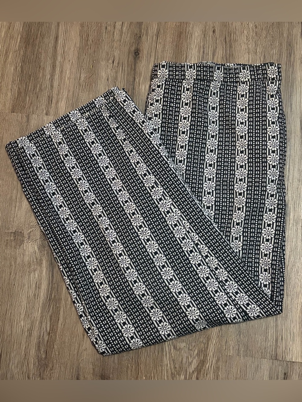 Monterey Bay - Black & White Floral Patterned Pants - Size Petite Medium